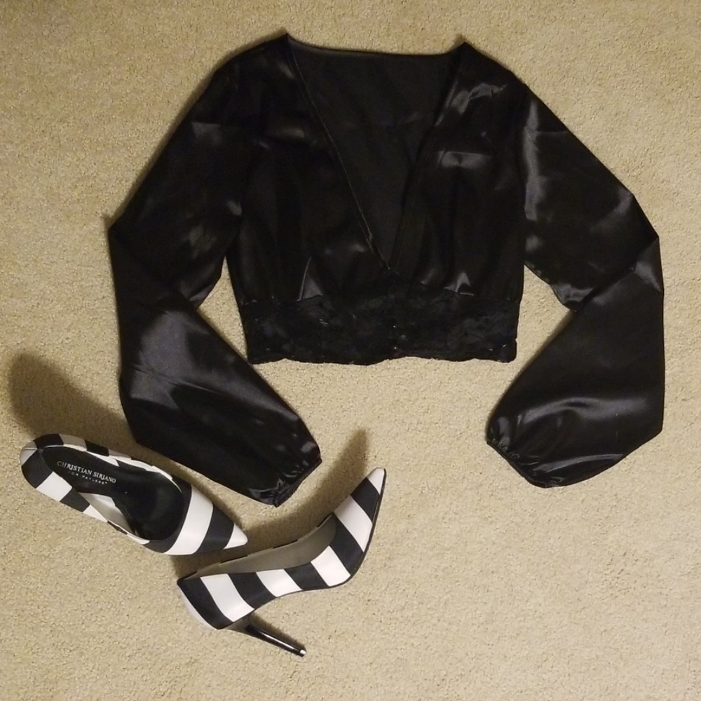⭐ Hot & Sexy Black Deep V Long Sleeve Crop Top - Picture 4 of 8